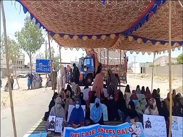 Families of abducted Baloch individuals block major roads at Khuzdar 