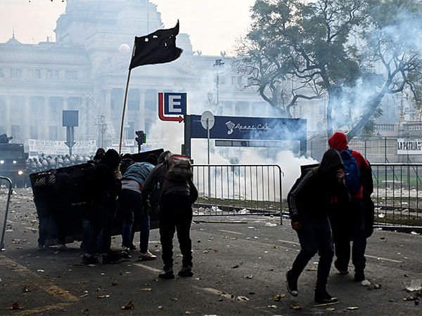 Argentina: Clashes erupt between police, anti-govt protesters as Congress debates reform bill 