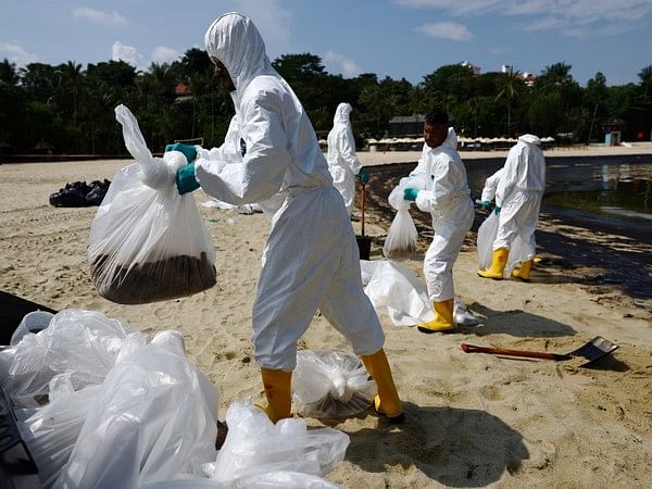 Singapore: Beaches on three islands shut after oil spill spread to several coastlines