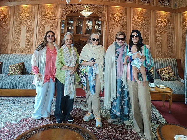 Friends Forever: Asha Parekh, Waheeda Rehman, Helen pose together in latest pic 