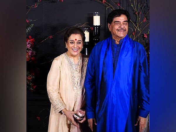 Sonakshi-Zaheer Reception: Bride's parents Shatrughan, Poonam Sinha arrive in style, happily poses 