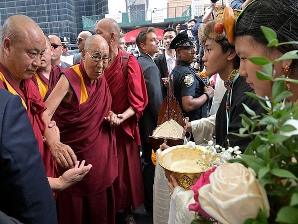 Tibetan spiritual leader Dalai Lama arrives in New York for knee surgery