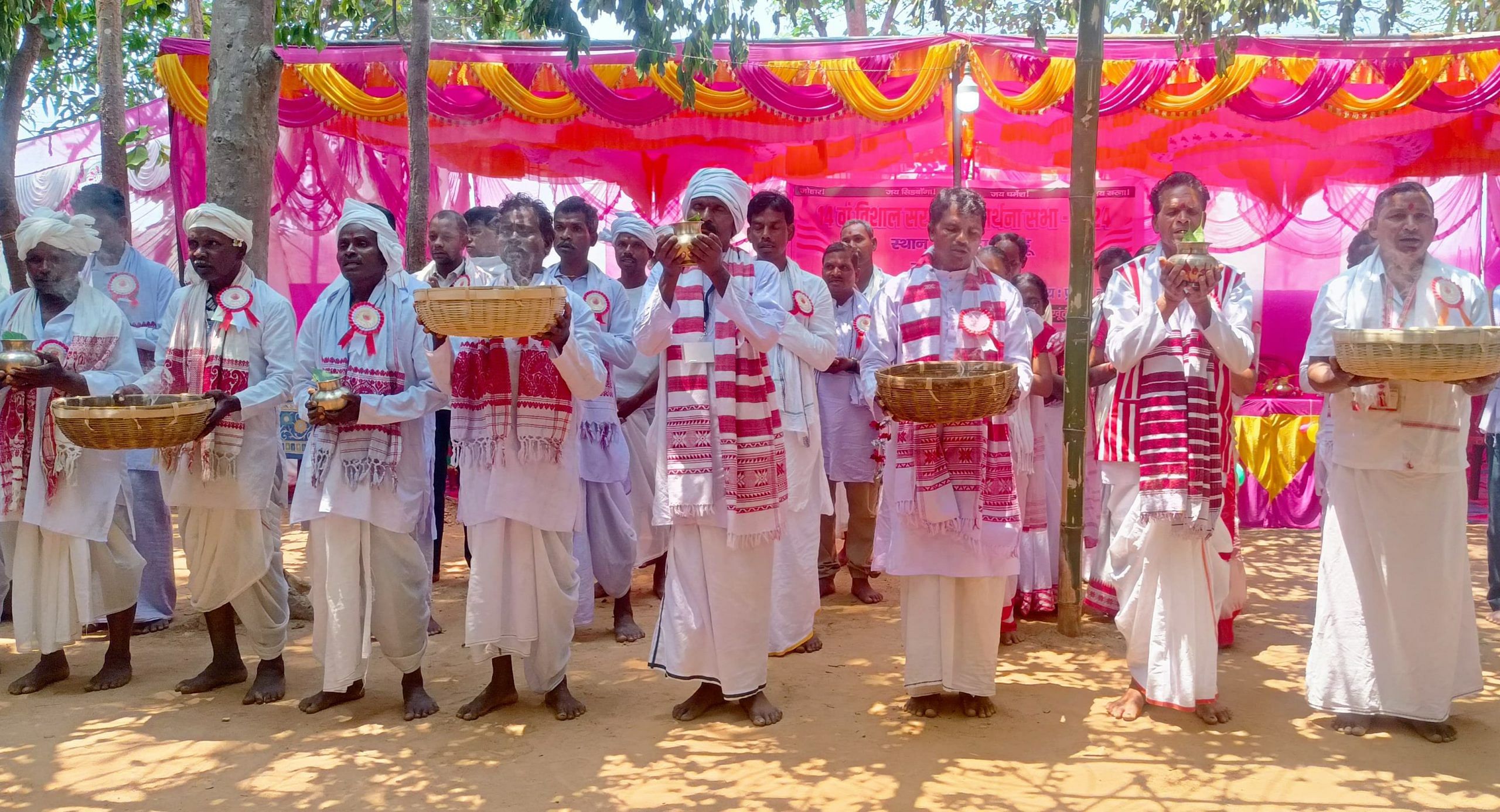Seguidores de la religión Sarna en una reunión de oración en un pueblo de Khunti el 24 de junio |  Neeraj Sinha |  La impresión