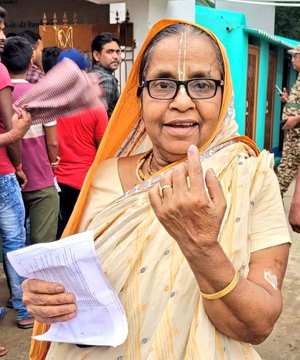 An elderly woman showcasing her ink mark after casting her vote | X(formerly Twitter)/ @ECISVEEP