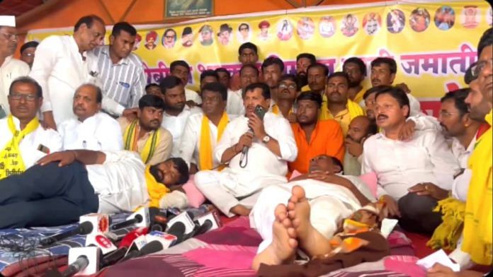 Congress leader Vijay Wadettiwar with Laxman Hake and Navnath Waghmare at the protest site | Screengrab/X@VijayWadettiwar