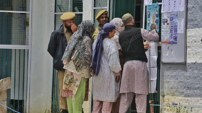 Representational image of elderly voters in Tral reading the the voter guidelines | Praveen Jain | ThePrint