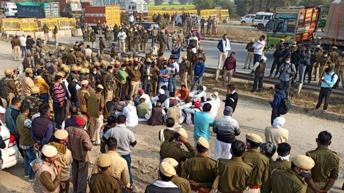 Amid heavy police presence, farmers travel towards Jantar Mantar in Delhi under the leadership of Kisan Mahapanchayat president Rampal Jat to protest against the farm laws in December 2020 | Photo: ANI