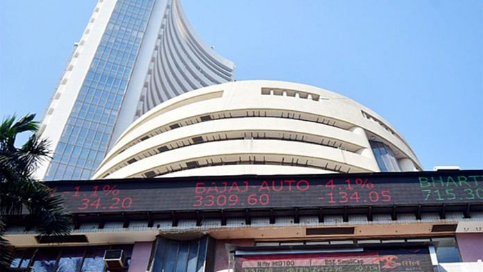Bombay Stock Exchange (BSE) building in Mumbai/ REUTERS/Niharika Kulkarni/File Photo