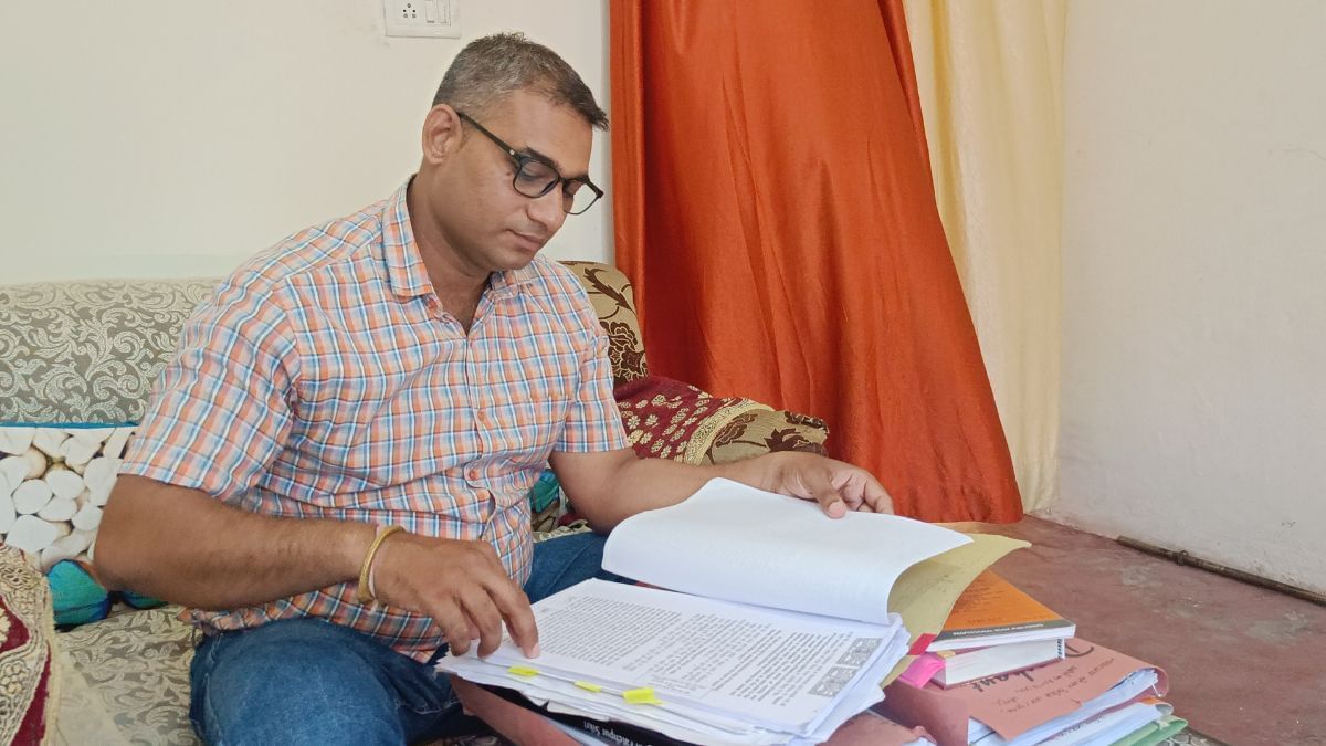 इन दिनों फतेहपुर सीकरी में लोगों के बीच सिंह की याचिका को लेकर चर्चाएं तेज़ हैं. उनका कहना है कि विवाद पैदा करने की कोशिश की जा रही है | फोटो: कृष्ण मुरारी/दिप्रिंट