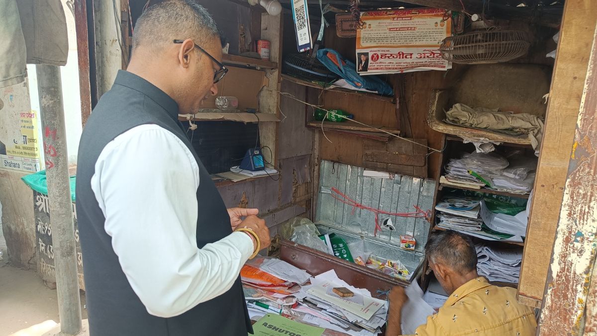 सिंह का दावा है कि वे गैर-राजनीतिक व्यक्ति हैं और अब तक उन्हें सरकार या हिंदू समूहों से कोई समर्थन नहीं मिला है. हालांकि, उनके सोशल मीडिया पोस्ट कुछ और ही बताते हैं | फोटो: कृष्ण मुरारी/दिप्रिंट