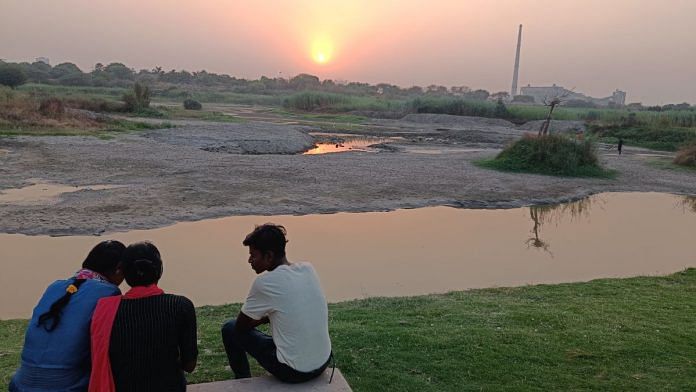 People enjoy a sunset at the0 Asita East site | Photo: Krishan Murari, ThePrint