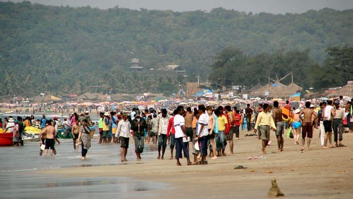 An overcrowded beach in Goa's Calangute. The Calangute Panchayat has now proposed to tax tourists | Photo: Wikimedia Commons