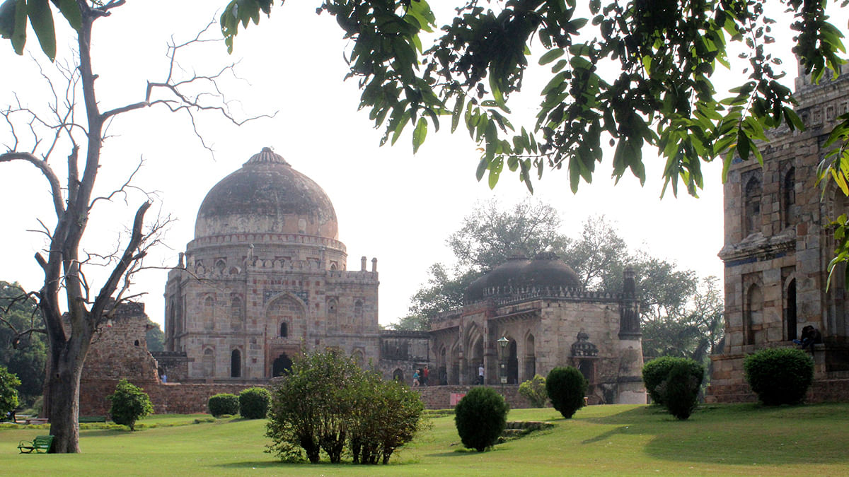 Bara Gumbad and the mosque at a distance, Lodi Gardens, New Delhi, Photographer: Asik Bin Rahim, Photographed: 2019. Image courtesy of Wikimedia Commons