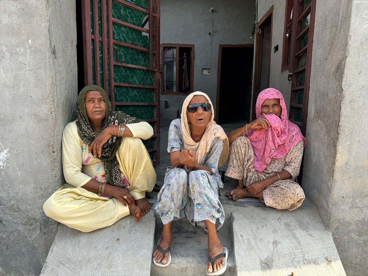 Women discussing the tragic event of Komal's killing and lamenting her death in Nanak colony of Kaithal.