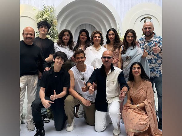 Hrithik Roshan, Saba Azad's family pics give major 'hum saath saath hai' feels