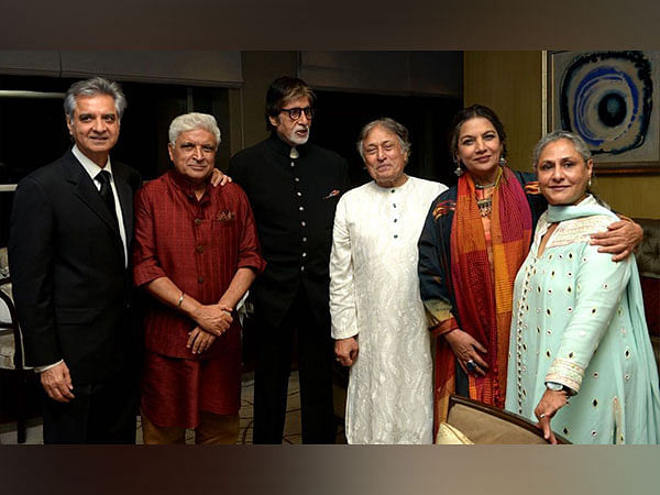 Amitabh Bachchan-Jaya Bachchan pose with Shabana Azmi-Javed Akhtar in throwback pic