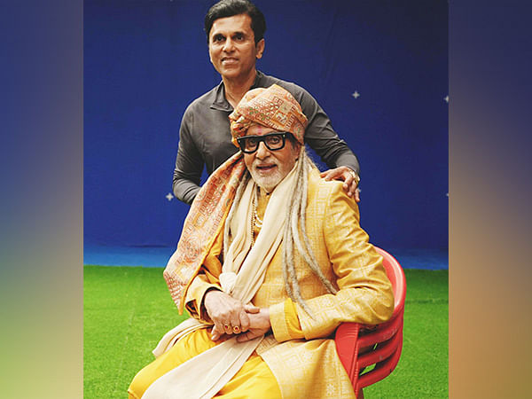 Big B's BTS picture from 'Fakt Purusho Maate'  shared by Anand Pandit 
