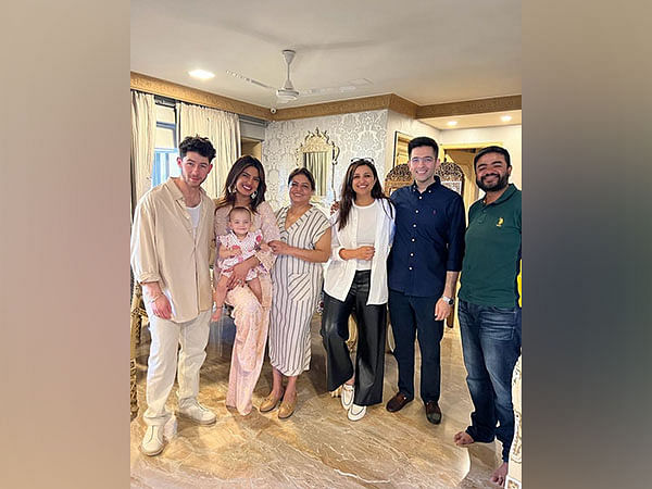 Priyanka Chopra-Nick Jonas pose with Parineeti, Raghav Chadha in family photo