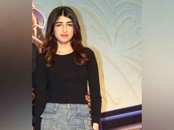  Bhushan Kumar, Farah Khan, Riteish Deshmukh attend funeral of Krishan Kumar's daughter Tishaa