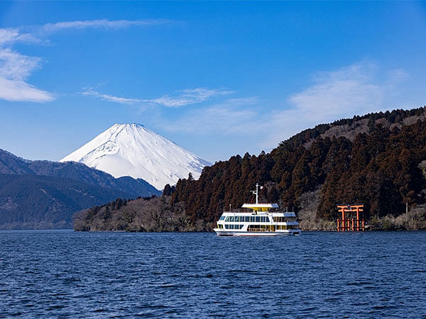 Japan SUNRISE TOURS New Veg Thali Meals by JTB Corp. on 1-Day Mt. Fuji and Hakone Tour for Indian Travellers