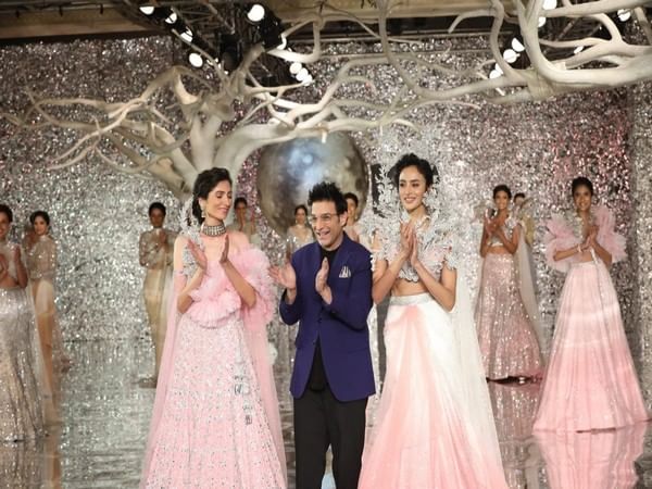 Suneet Varma brings 70s and 80s vibes to life with 'Nazm' at India Couture Week