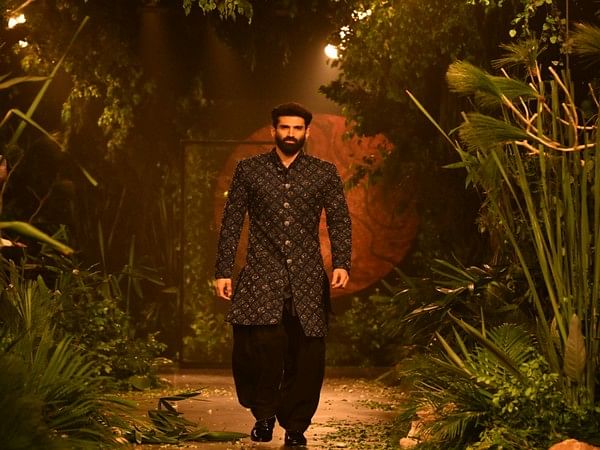 India Couture Week: Aditya Roy Kapur adds 'chaar chand' to Kunal Rawal's show, fans hail his look