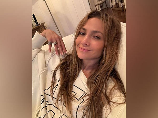 Jennifer Lopez drops a casual selfie