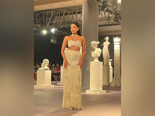India Couture Week: Sobhita Dhulipala makes heads turn in stylish  ensemble designed by Rimzim Dadu 