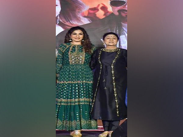Raveena Tandon grooves with Aruna Irani at song launch of Sukhbir's  'Punjabi Munde' from 'Ghudchadi' 