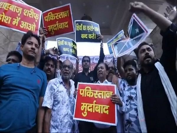 Shia Muslims in Lucknow hold protest against sectarian violence in Pakistan