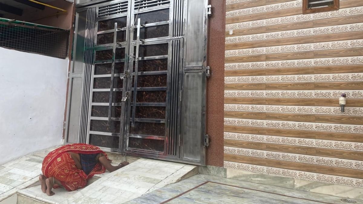Chandrawati Devi prostrated outside locked door of Bhole Baba’s house-turned-ashram in Agra’s Kedar Nagar | Shikha Salaria | ThePrint
