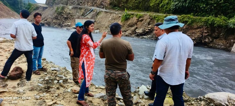 अरुणाचल के कुरुंग कुमे जिले की डिप्टी कमिश्नर विशाखा यादव क्षतिग्रस्त पुल के जीर्णोद्धार कार्य का निरीक्षण करती हुईं | फोटो: एक्स/@kumey_kurung