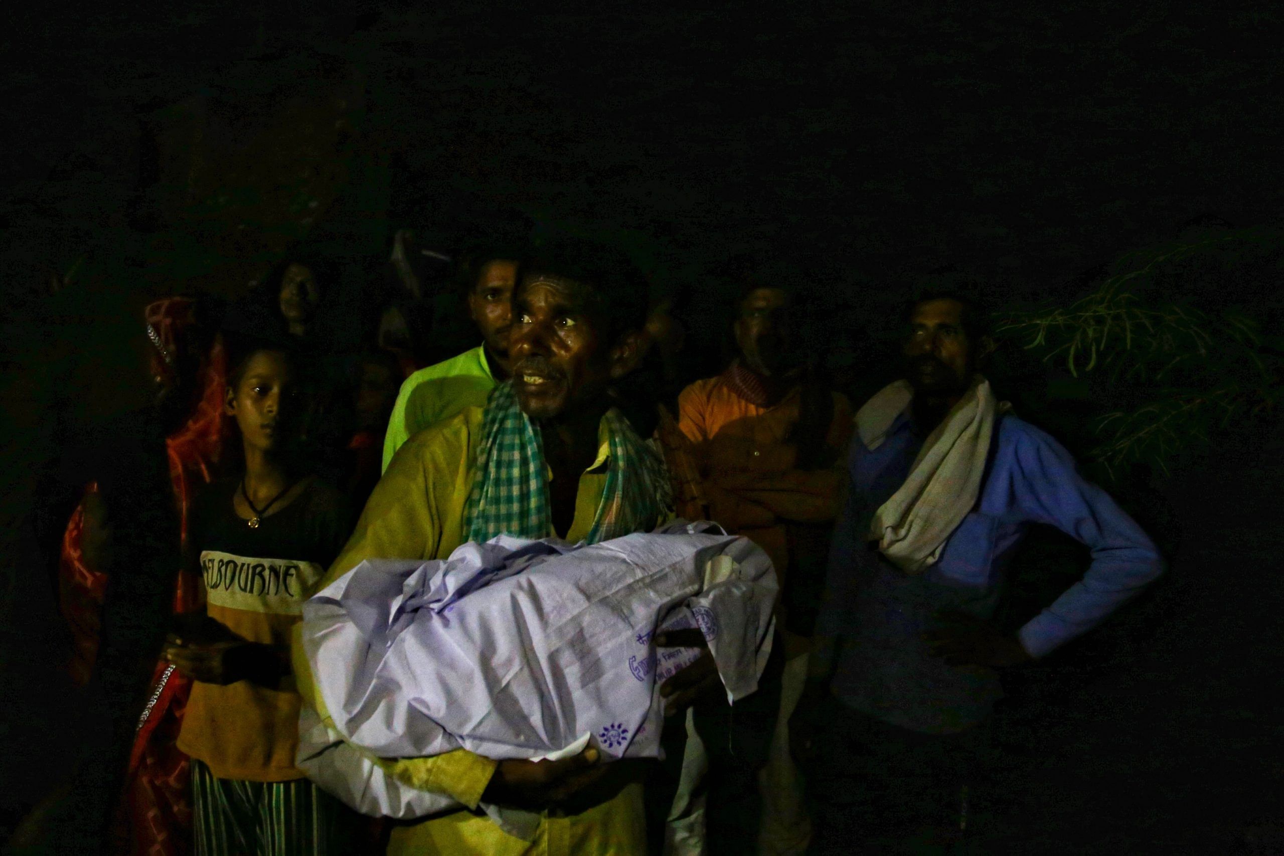 The grieving father holds his seven-month-old daughter | Manisha Mondal | ThePrint