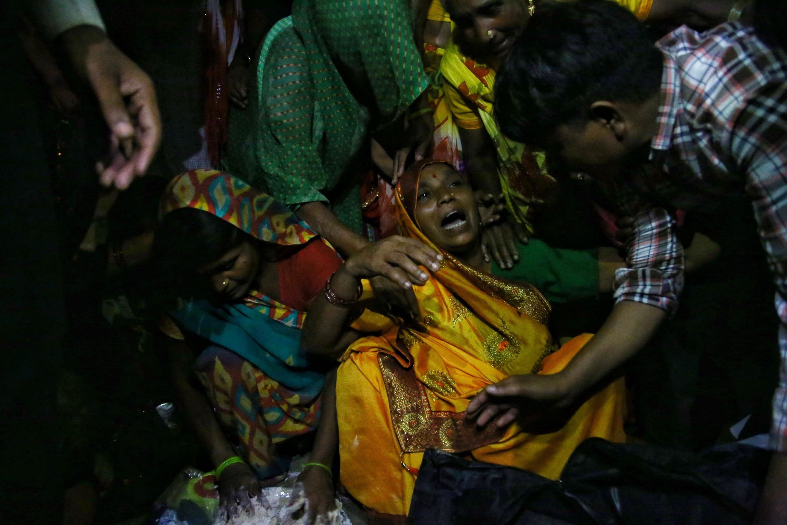 A relative weeps uncontrollably as she mourns the loss to the family | Manisha Mondal | ThePrint