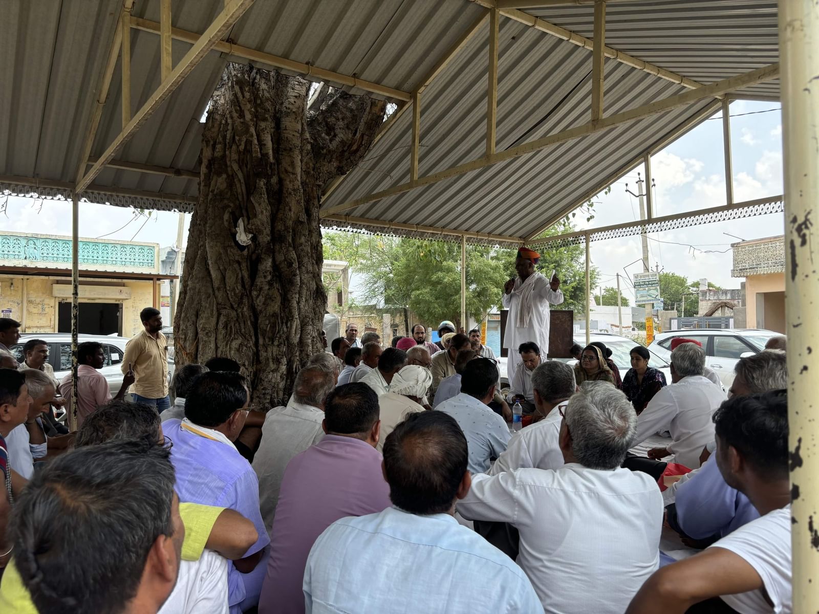 यह सवाल हवा में लटका हुआ है कि उन्हें पहले संसद में क्यों नहीं भेजा गया. एक व्यक्ति का कहना है कि मोदी लहर थी, जबकि दूसरे का मानना है कि सीपीआई(एम) के पास हमेशा इतना पैसा नहीं होता कि वह सीकर के शहरी मतदाताओं के बड़े हिस्से तक पहुंच सके | फोटो: वंदना मेनन/दिप्रिंट