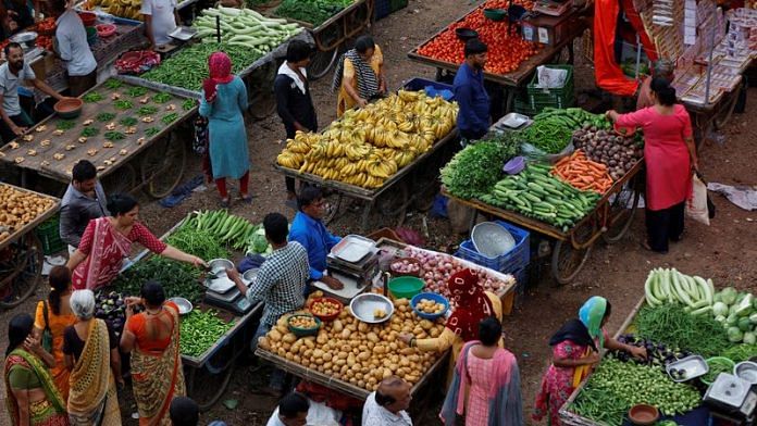 Customers buy fruits and vegetables at an open air evening market in Ahmedabad, India, August 21, 2023. REUTERS/Amit Dave/File Photo