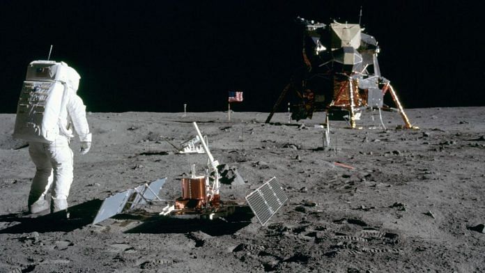 Buzz Aldrin look at looks at the Tranquility Base | Photo: Wikimedia Commons