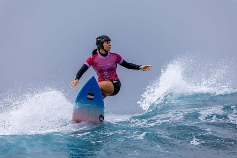 OlympicsSurfingInjured Defay makes Picklum pay in Tahiti surfing