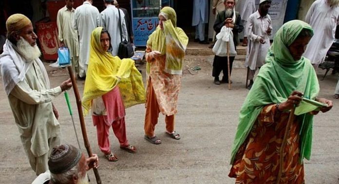 Beggars outside a mosque in Karachi (Photo/Reuters)