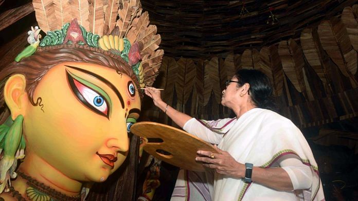 West Bengal Chief Minister Mamata Banerjee draws a third eye on the idol of Goddess Durga on the occasion of 'Mahalaya', which marks the beginning of the Durga Puja celebrations | Representational image | ANI