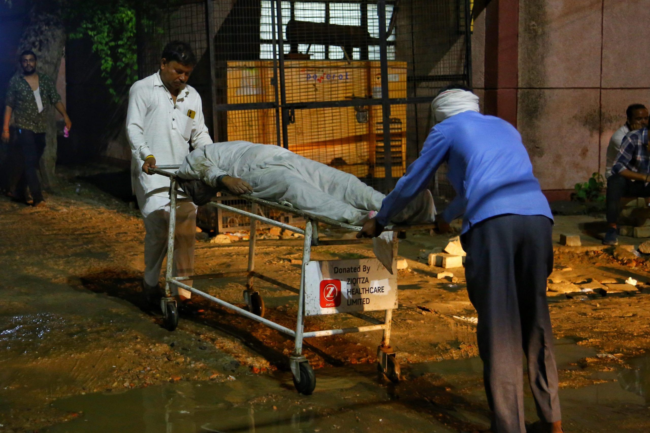 Deceased stampede victim being carried to the Bagla Combined Hospital, Hathras | Manisha Mondel | ThePrint