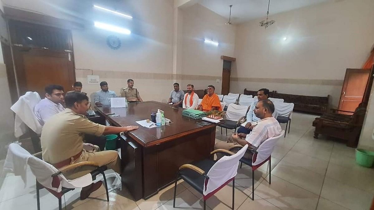 Swami Yashveer Maharaj meeting district administration officials in Muzaffarnagar | Facebook @Yashveer Maharaj