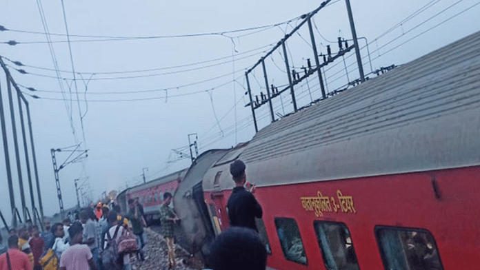 Two killed as several coaches of Howrah-CSMT Express train derail near Jharkhand's Chakradharpur | ANI