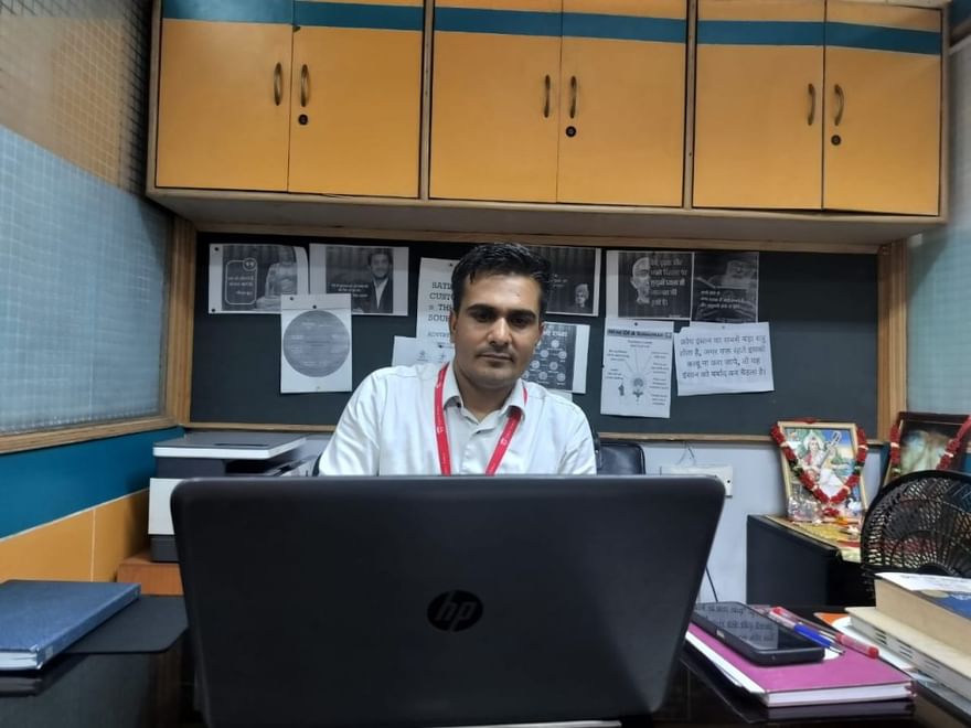 दिल्ली के साकेत में अपने छोटे से दफ्तर में क्रेस्ट फोर्स के संचालन प्रबंधक गौरव कुमार | फोटो: शुभांगी मिश्रा/दिप्रिंट