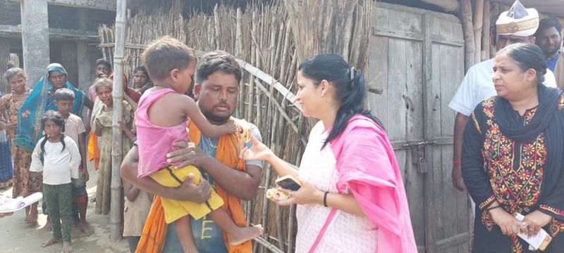 बहराइच डीएम मोनिका रानी ने ग्राम पंचायत जंगल गुलहरिया का दौरा किया और बाढ़ की तैयारियों को सुनिश्चित किया | फोटो: एक्स/@DMBahraich