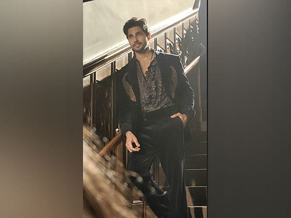 Sidharth Malhotra revives 70s glam for Shantnu Nikhil's show in Delhi with his killer looks