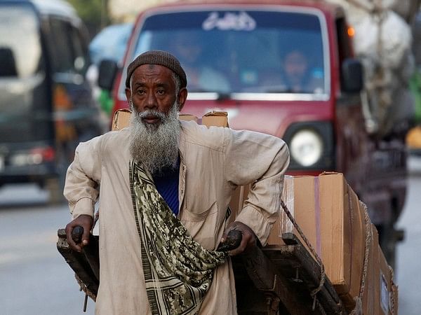 Pakistanis struggle with monthly expenses: 60 pc urban population cut back on groceries, 10 pc have two jobs