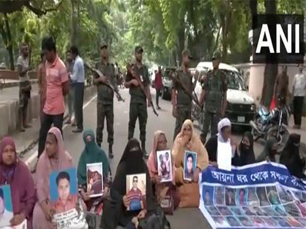 Members of minority Hindu community hold protest outside Dhaka's Jamuna Guest House; Prof Yunus holds meeting over recent violence