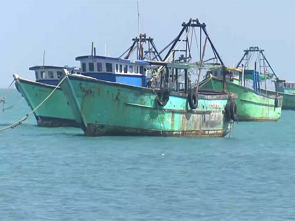 Chinese vessels continue to illegally enter Japan's fishing waters