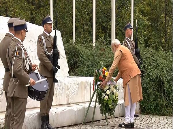 PM Modi lays wreath at Monument to Battle of Monte Cassino in Warsaw